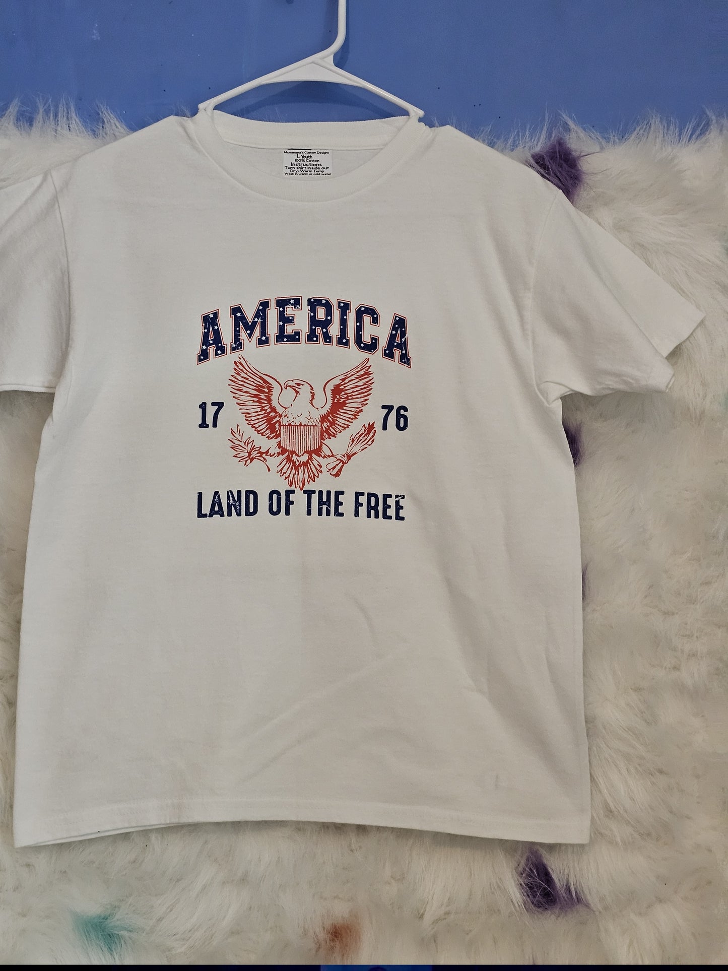 Size L youth 100% cotton White America land of the free Tshirt