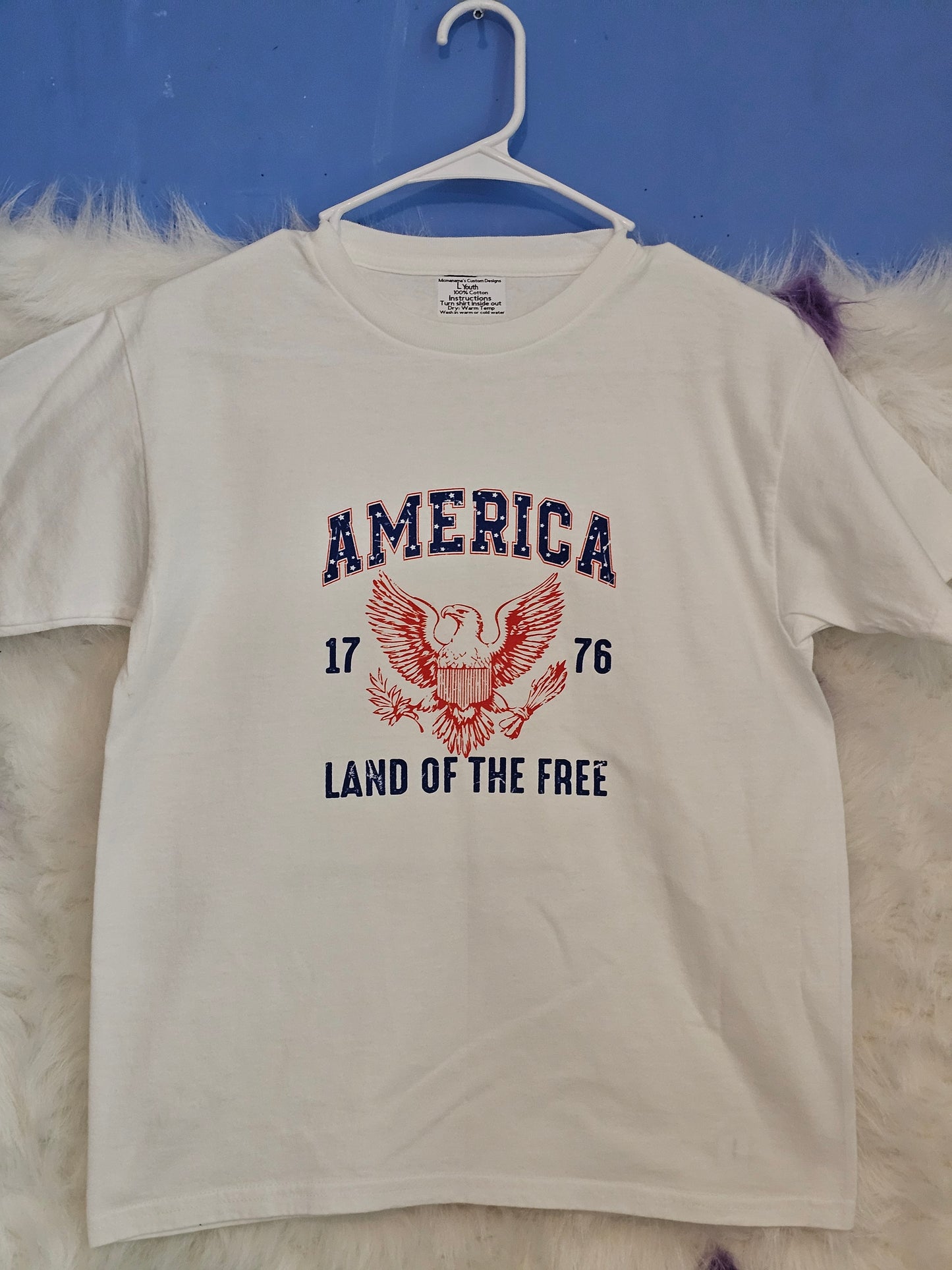 Size L youth 100% cotton White America land of the free Tshirt
